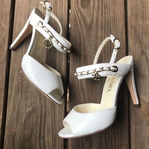 Chanel White Leather 18P Clover Charm Sandal Heels